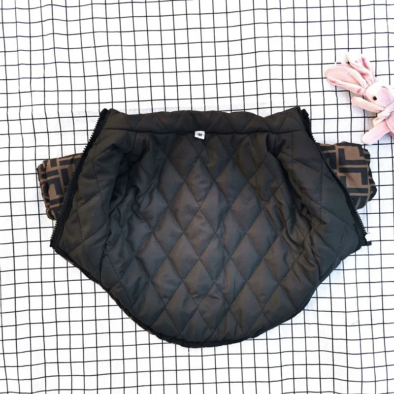 Hermosa chamarra tipo Fendi para que tus peludos luzcan únicos .