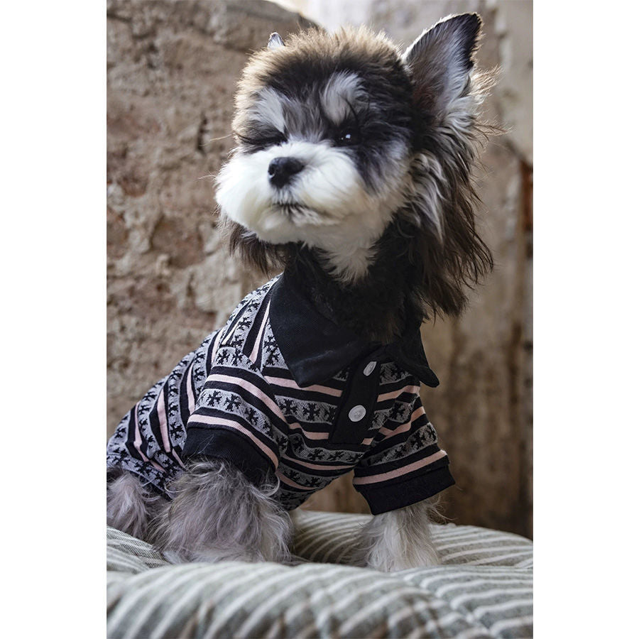 camiseta con cruces y cuello