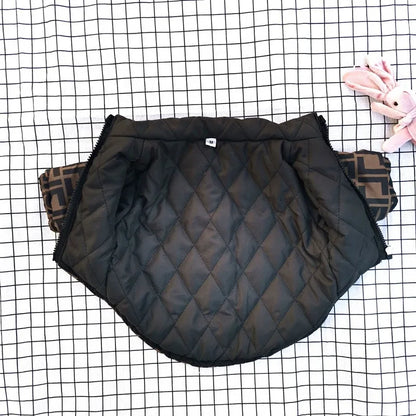 Hermosa chamarra tipo Fendi para que tus peludos luzcan únicos .