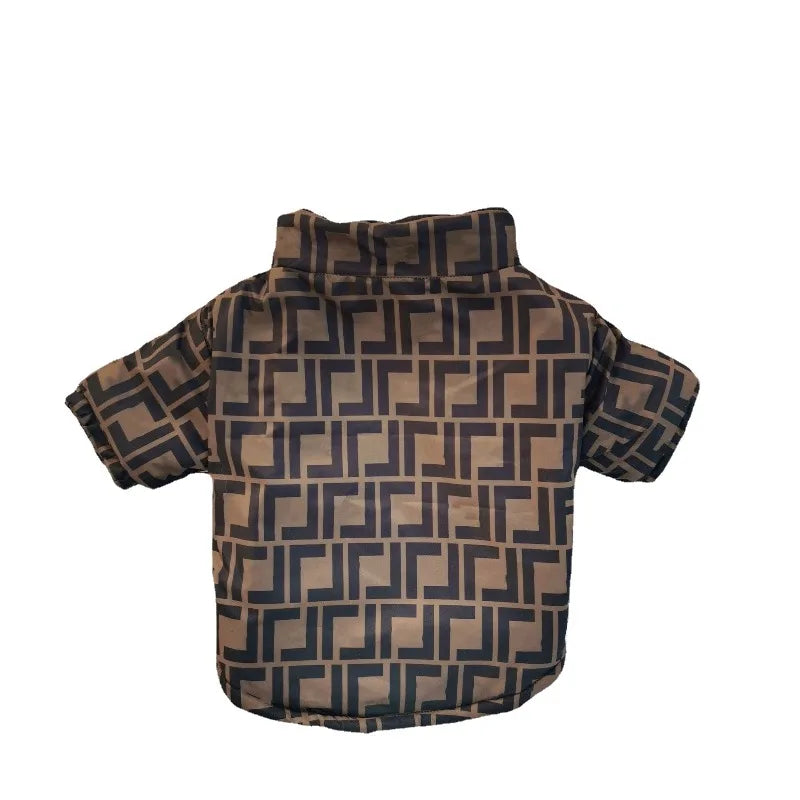 Hermosa chamarra tipo Fendi para que tus peludos luzcan únicos .