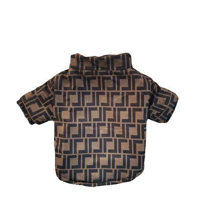 Hermosa chamarra tipo Fendi para que tus peludos luzcan únicos .